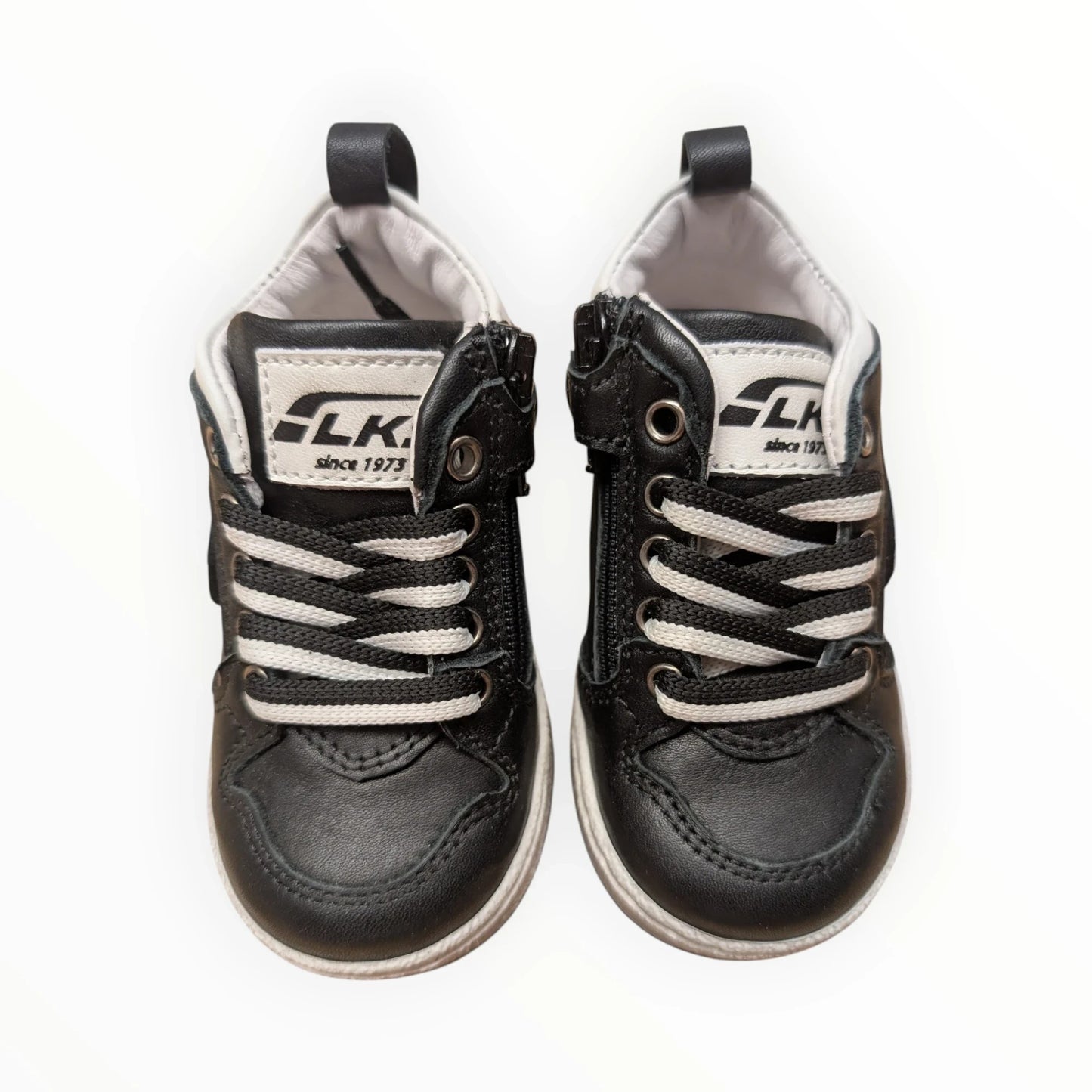 Pierrot Outlet zwarte kindersneakers met veters en rits, kunstleer, witte accenten, rubberen zool.