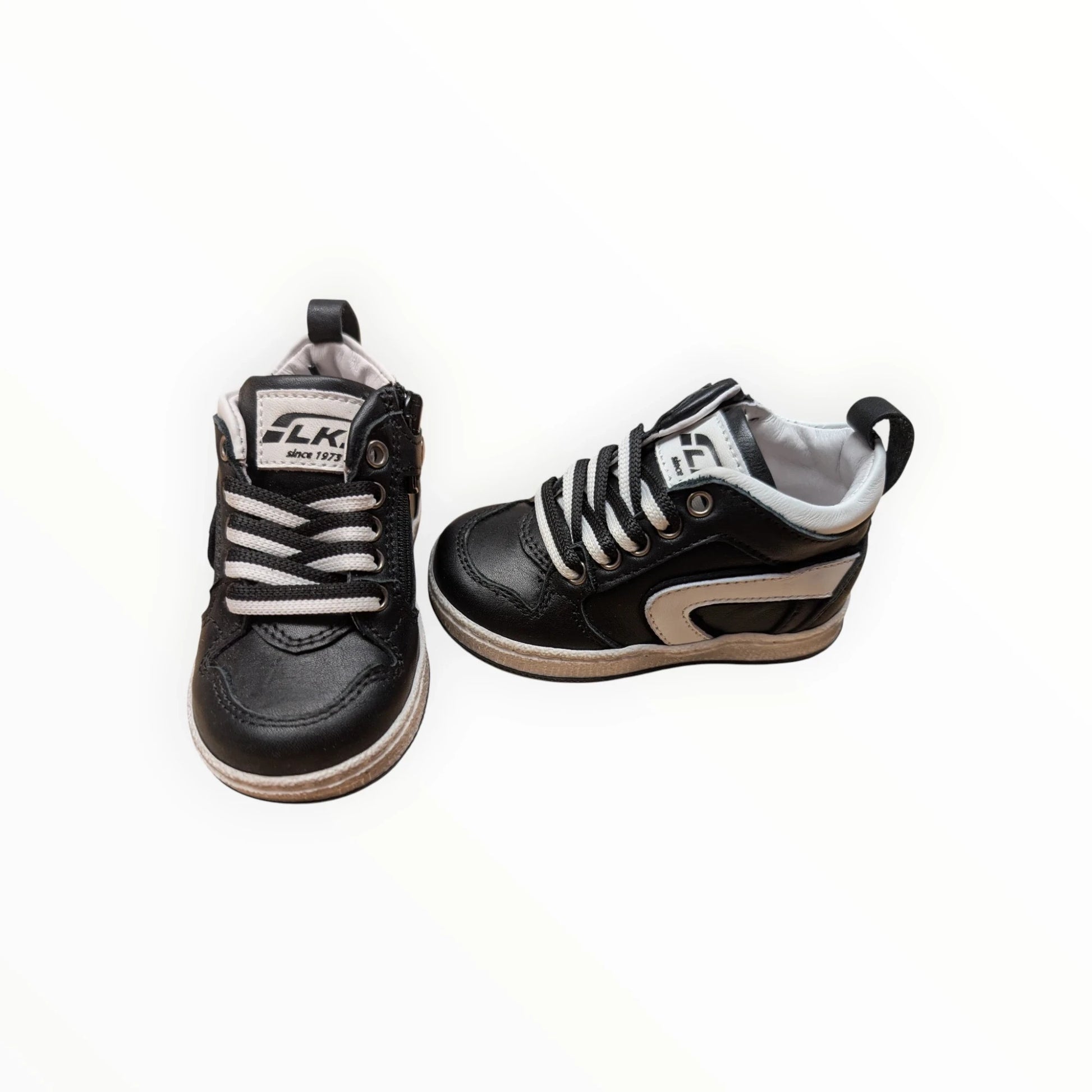 Pierrot Outlet zwarte kindersneakers met veters en rits, kunstleer, witte accenten, rubberen zool.