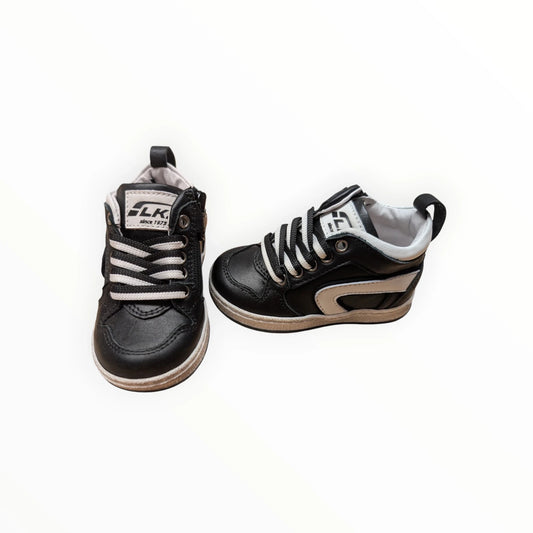 Pierrot Outlet zwarte kindersneakers met veters en rits, kunstleer, witte accenten, rubberen zool.