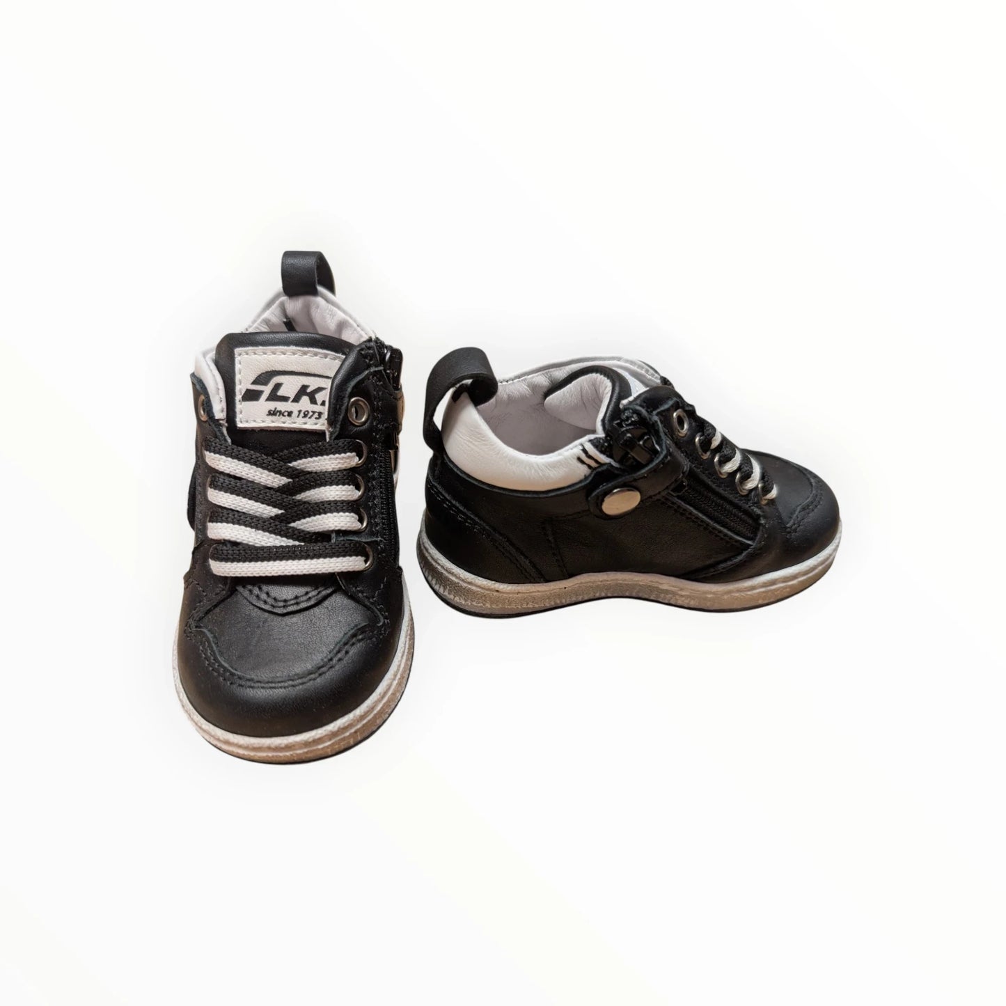 Pierrot Outlet zwarte kindersneakers van kunstleer met veters, rits en witte accenten. Comfortabel en duurzaam.
