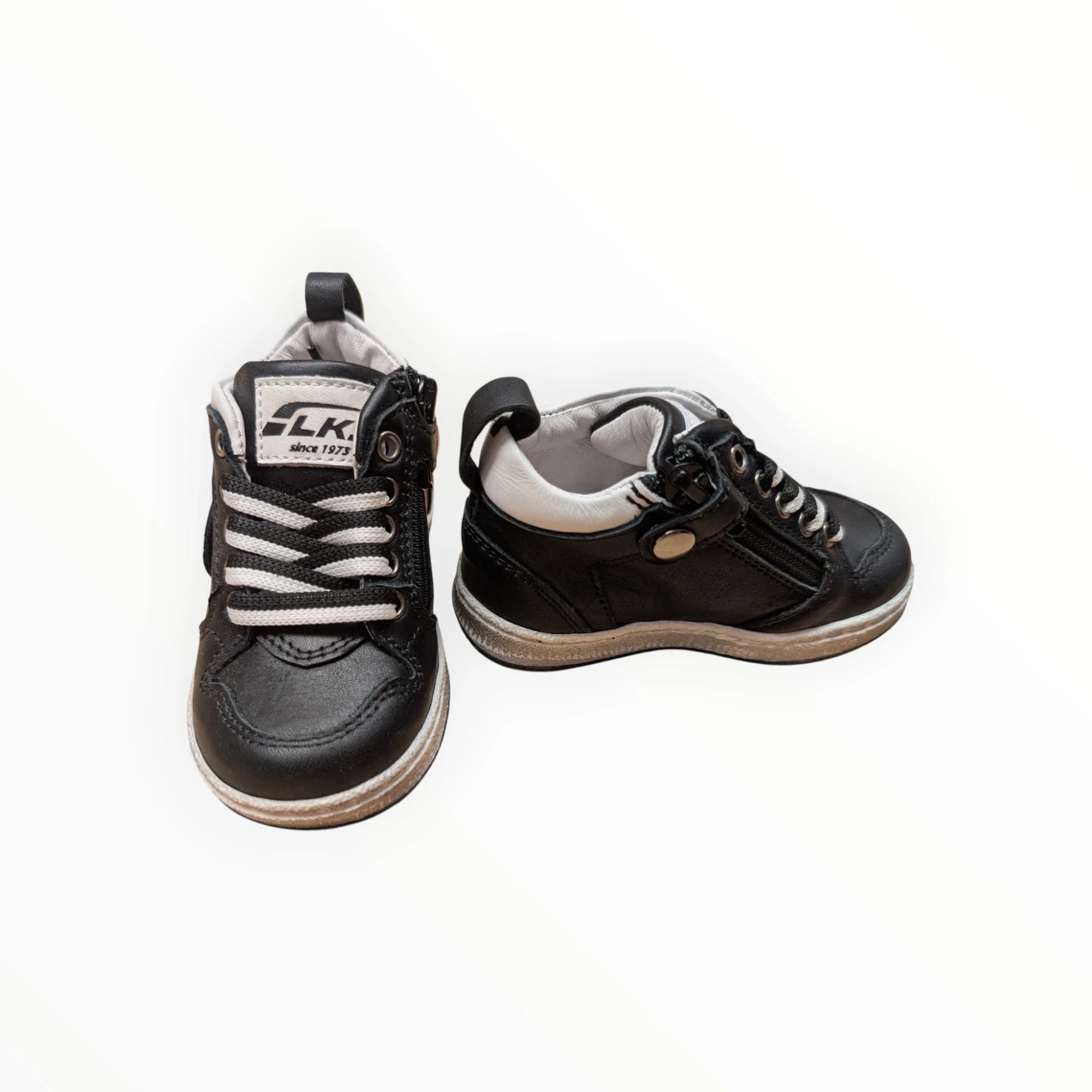 Pierrot Outlet zwarte kindersneakers van kunstleer met veters, rits en witte accenten. Comfortabel en duurzaam.