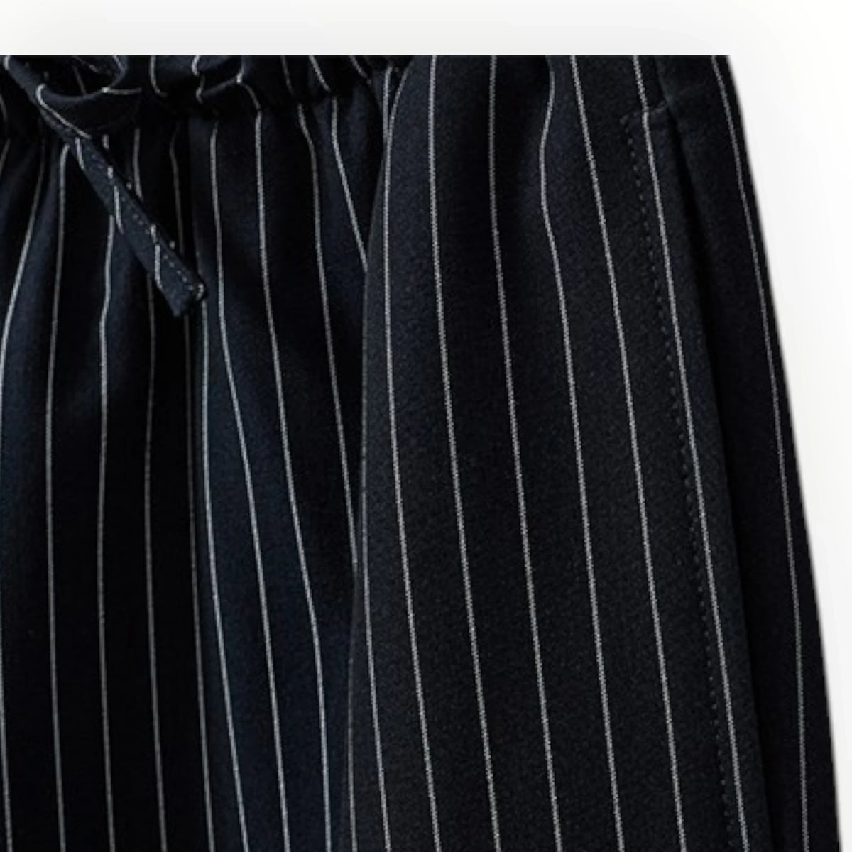 Pierrot Outlet zwarte pantalon met witte krijtstrepen, elastische tailleband met trekkoord en zijzakken