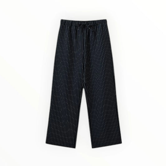 Pierrot Outlet zwarte pantalon met witte krijtstrepen, elastische tailleband met trekkoord en rechte pasvorm.