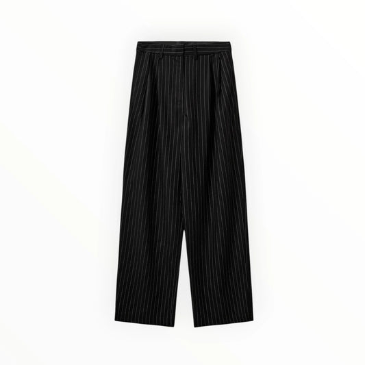 Pierrot Outlet zwarte pantalon met wijde pijpen en witte krijtstreep, voorzien van plooien en riemlussen.