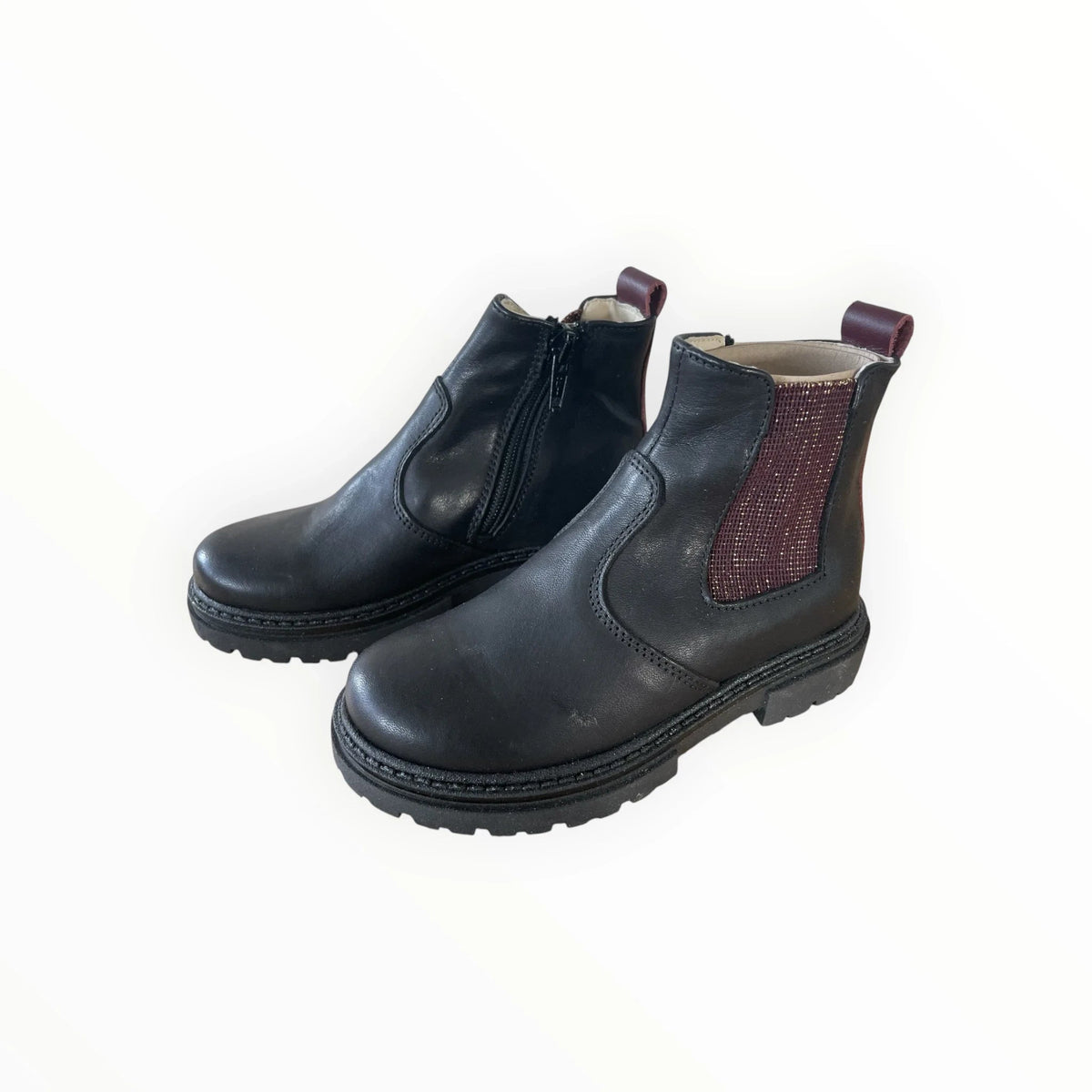 Pierrot Outlet zwarte leren enkellaarsjes voor kinderen met bordeauxrode glitterdetails en een stevige profielzool.