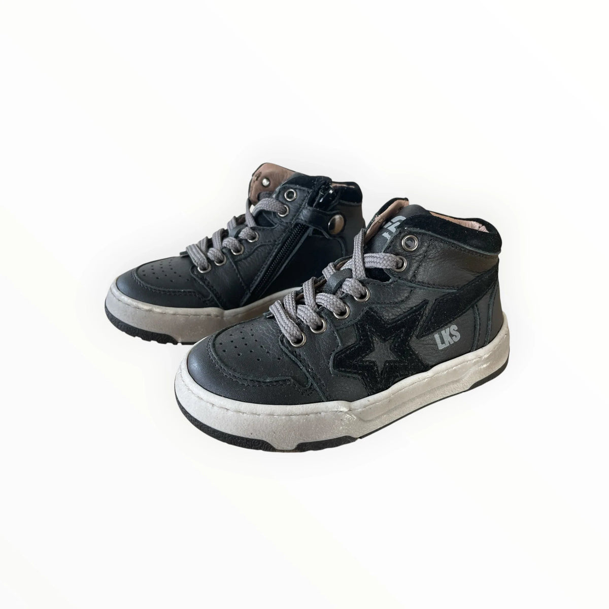 Pierrot Outlet zwarte leren high-top kindersneakers met veters, ritssluiting en een ster-applicatie op de zijkant.