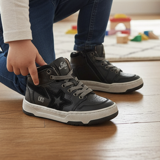 Pierrot Outlet zwarte leren high-top sneakers voor kinderen met veters, ritssluiting en ster-applicatie op de zijkant