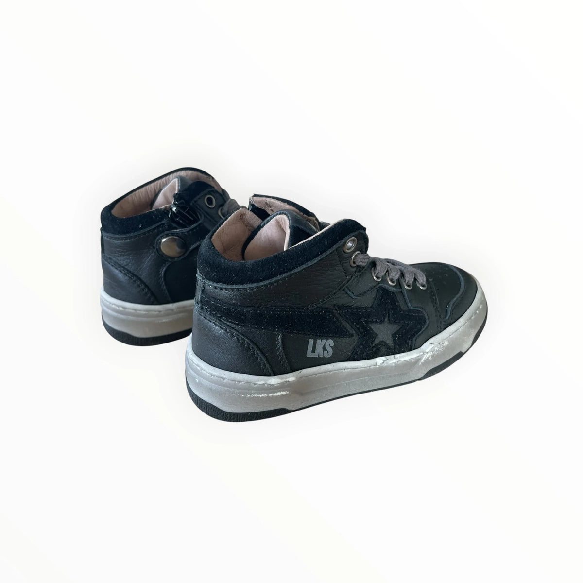 Pierrot Outlet zwarte leren high-top kindersneakers met veters, ritssluiting en ster-applicatie op de zijkant.