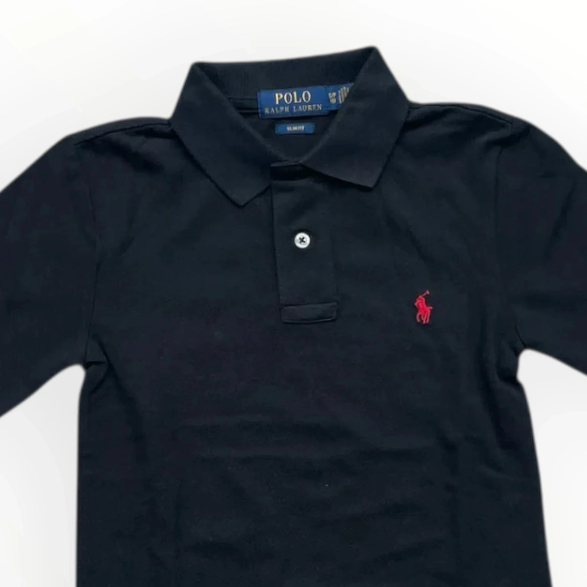 Pierrot Outlet zwarte Polo Ralph Lauren polo met lange mouwen, klassieke kraag en rood geborduurd logo op de borst.