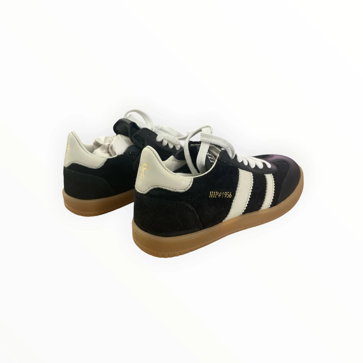 Pierrot Outlet HIP zwarte suède en leren sneakers met witte strepen, gouden details en een klassieke gum-zool.