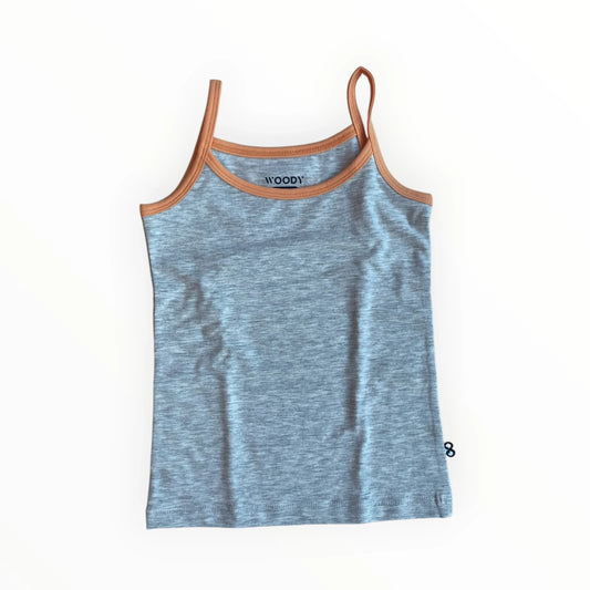 WOODY meisjes tanktop in gemêleerd grijs katoen met oranje biezen. Comfortabel en stijlvol.